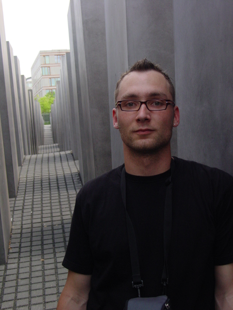 In Mitten des Holocaust Denkmals in Berlin